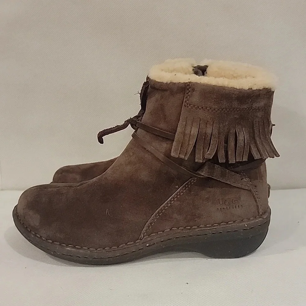 NEW -‎ UGG GAVIOTA BROWN SUEDE ANKLE BOOTS (sz 6)